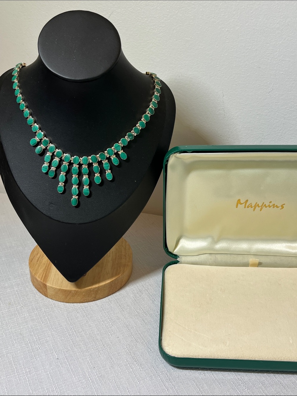 Vintage Cascading Sterling Silver necklace
Oval cabochon green malachite
Rare